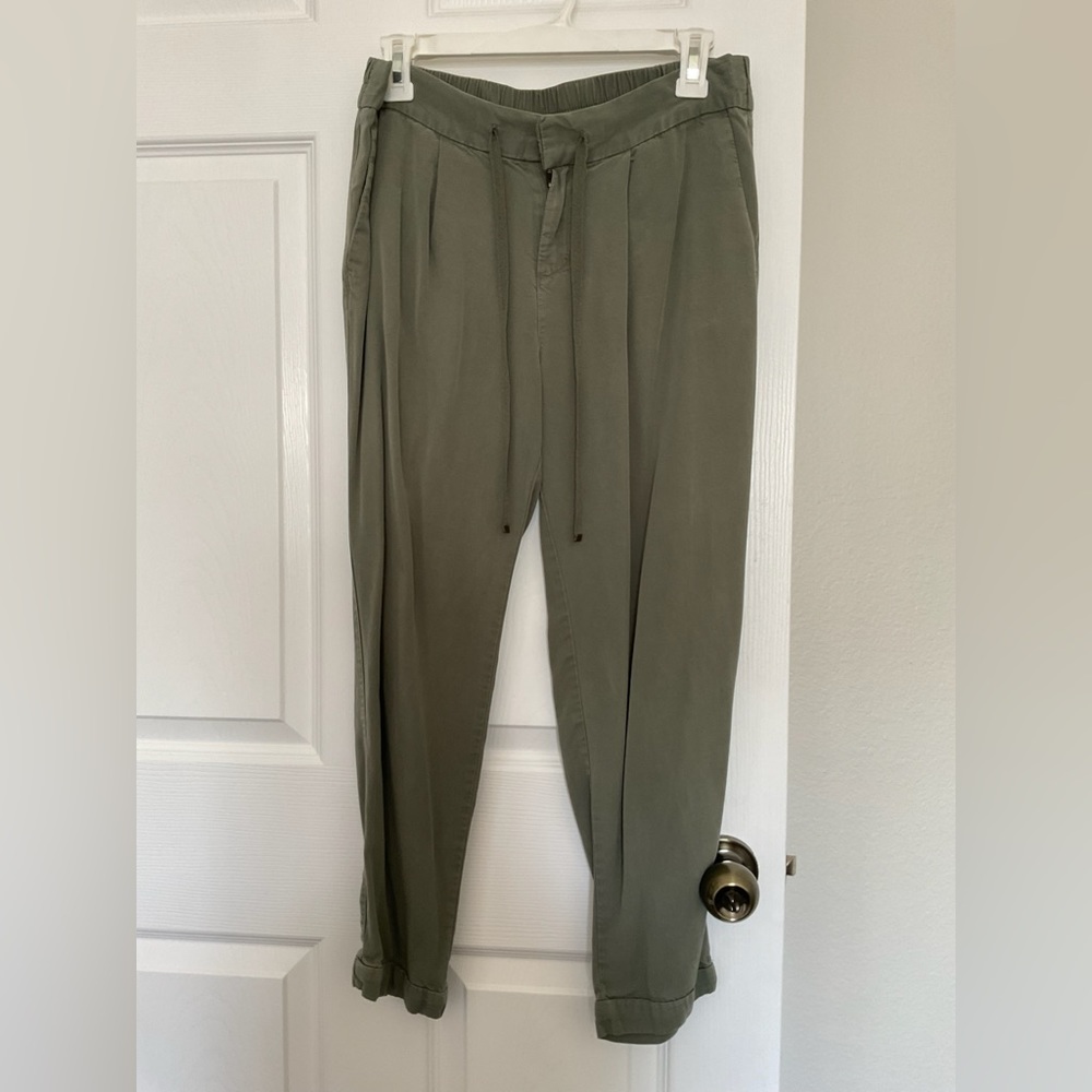 Old Navy capri pants, women’s size 4